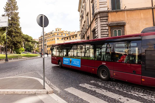 Rome Italië Juni 2019 Menigte Van Mensen Transport Straat — Stockfoto
