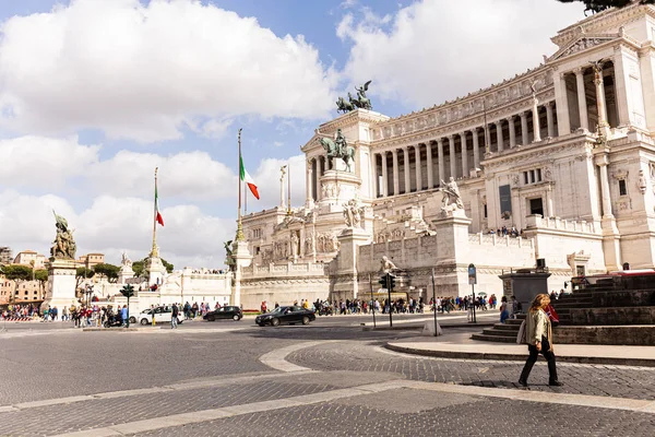 Рим Італія Червня 2019 Люди Автомобілі Тротуарі Біля Старих Будівель — стокове фото