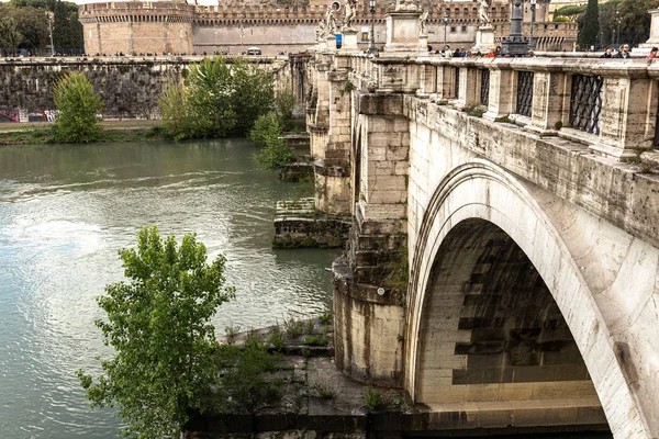 Rome Italy June 2019 River Tiber People Old Bridge Cloudy — Stock Photo, Image