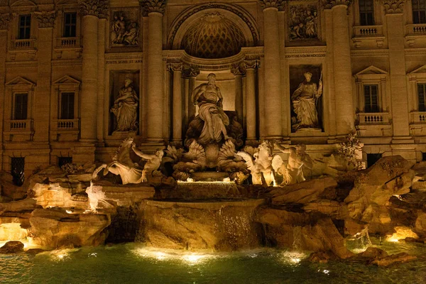 意大利罗马 2019年6月28日 晚上古建筑附近的喷泉和古董雕塑 — 图库照片