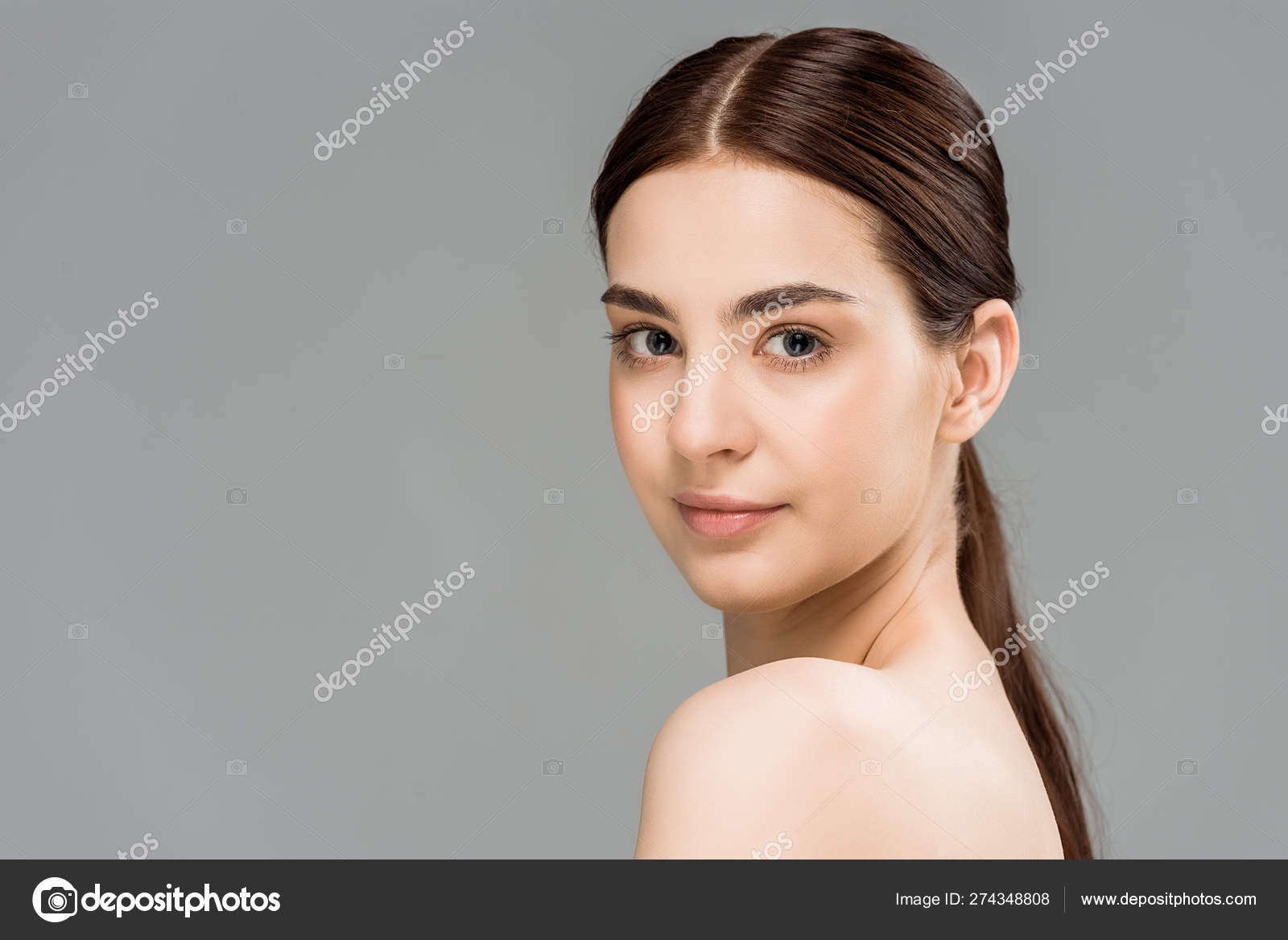 Mujer Joven Desnuda Mirando Cámara Aislada Gris: fotografía de stock