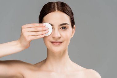 gri izole pamuk ped ile göz kapsayan neşeli çıplak kadın 