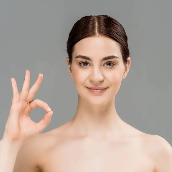 Alegre Joven Mujer Desnuda Mostrando Signo Aislado Gris — Foto de Stock