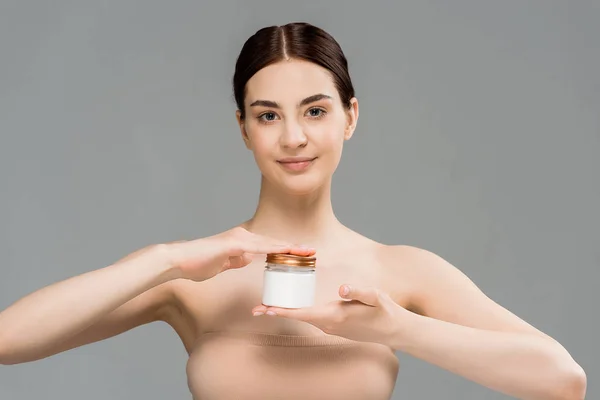 Attraktiv Ung Kvinna Som Håller Behållaren Med Kosmetisk Kräm Isolerad — Stockfoto