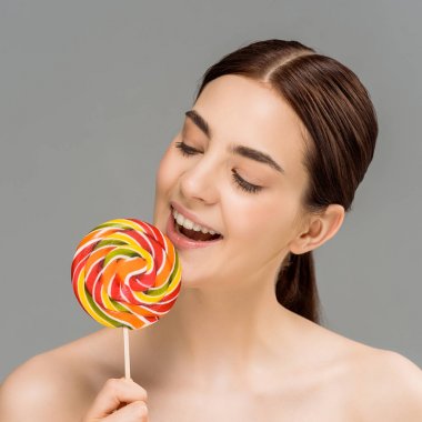 gri izole renkli lolipop bakarak neşeli çıplak kadın 