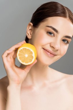 gri izole limon yarısını tutan neşeli çıplak kız 