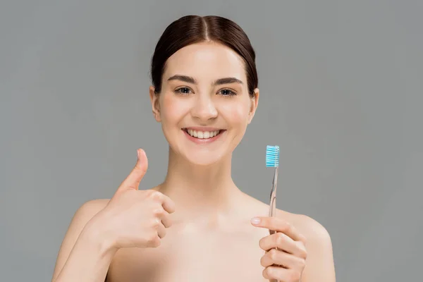 Mulher Nua Alegre Segurando Escova Dentes Enquanto Mostra Polegar Isolado — Fotografia de Stock