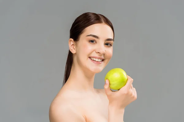 Alegre Mujer Desnuda Sonriendo Mientras Sostiene Manzana Verde Aislada Gris —  Fotos de Stock