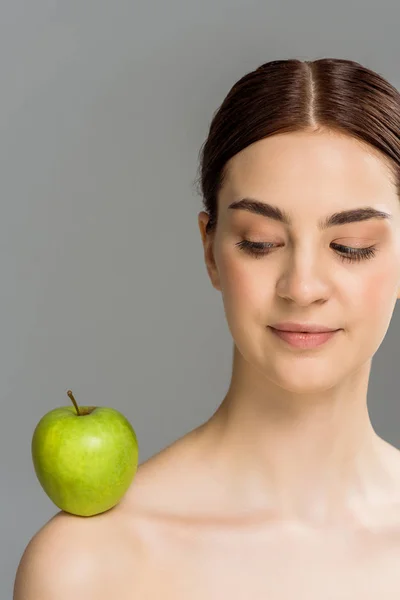 Mulher Nua Morena Com Maçã Verde Ombro Isolado Cinza — Fotografia de Stock