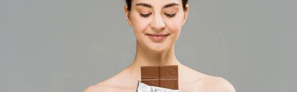 Tiro Panorâmico Alegre Jovem Mulher Olhando Para Barra Chocolate Isolado — Fotografia de Stock