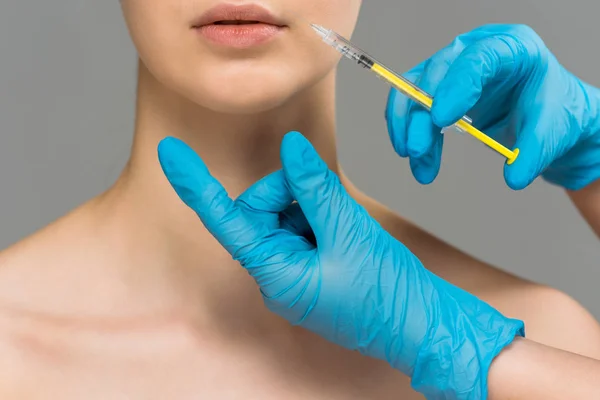 Abgeschnittene Ansicht Des Plastischen Chirurgen Macht Schönheitsinjektionen Für Nackte Frau — Stockfoto