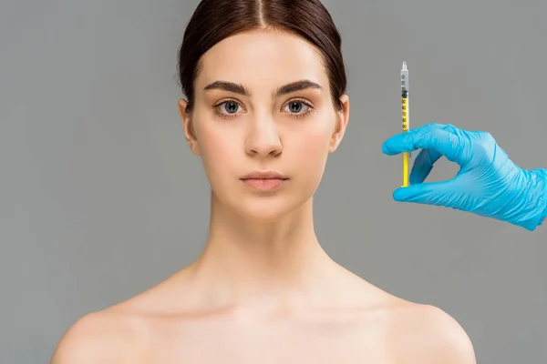 Gri Izole Çıplak Güzel Kadın Yakınında Şırınga Tutan Plastik Cerrah — Stok fotoğraf