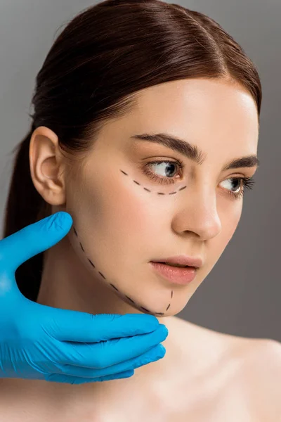 Vista Cortada Cirurgião Plástico Luva Látex Tocando Rosto Mulher Muito — Fotografia de Stock