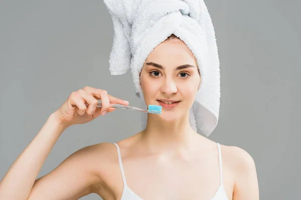 Jovem Atraente Com Toalha Cabeça Segurando Escova Dentes Isolada Cinza — Fotografia de Stock