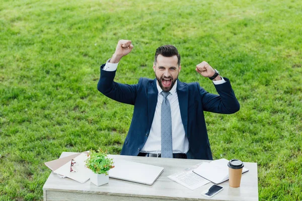 Joven Empresario Emocionado Con Las Manos Aire Sentado Detrás Mesa — Foto de Stock