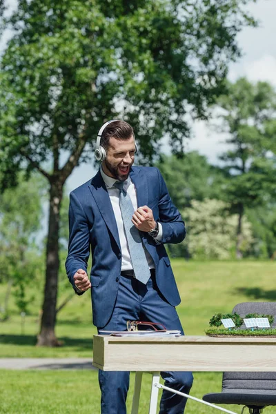 Giovane Uomo Affari Che Ascolta Musica Cuffia Balla Nel Parco — Foto Stock