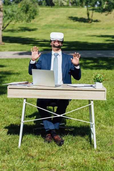 Full Length View Young Businessman Headset Gesturing While Sitting Table — Stock Photo, Image
