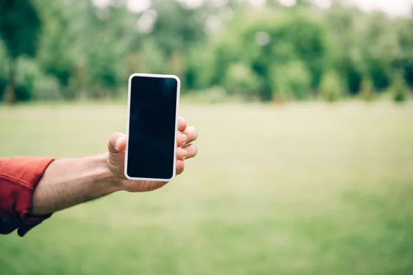 Vue Recadrée Homme Présentant Smartphone Avec Écran Blanc — Photo