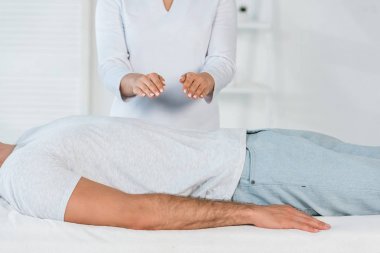 erkek vücut üzerinde elleri ile kadın şifacı 