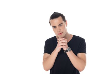 siyah t-shirt esmer genç adamın ön görünümü beyaz izole kamera bakarak sıkıştırılmış elleri ile