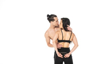 beyaz izole kelepçe seksi kız arkadaşı kucaklayan gömleksiz adam