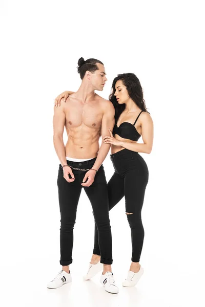 Volledige Lengte Weergave Van Sexy Paar Met Handboeien Omarmen Geïsoleerd — Stockfoto