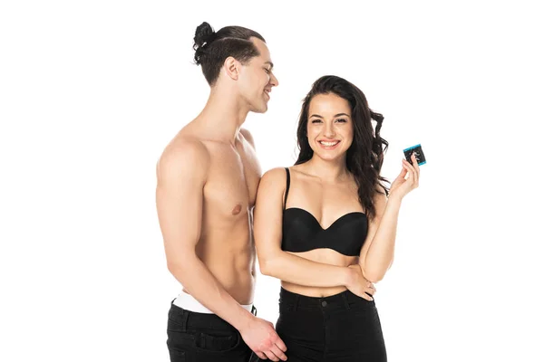 Sexy Jovem Casal Com Preservativo Sorrindo Isolado Branco — Fotografia de Stock