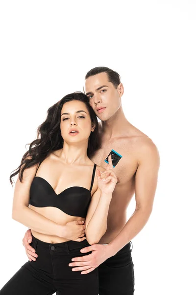 Sexy Par Med Kondom Som Omfavner Ser Kamera Isolert Hvitt – stockfoto