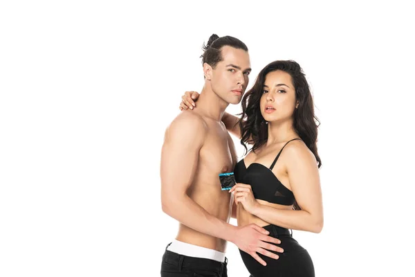 Casal Sexy Com Preservativo Abraçando Olhando Para Câmera Isolada Branco — Fotografia de Stock