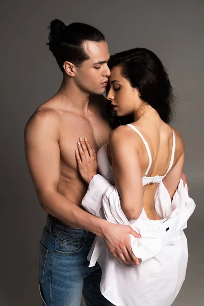 Сексуальна Сорочки Брюнетка Чоловік Обіймається Привабливою Подругою Ізольовано Сірому — стокове фото