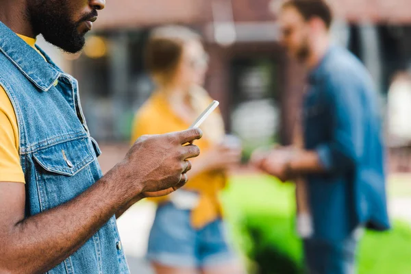 Vista Cortada Homem Americano Africano Usando Smartphone Fora — Fotografia de Stock