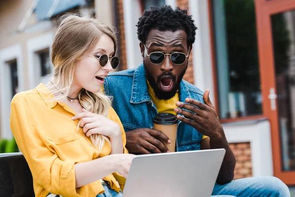 Mujer Sorprendida Usando Ordenador Portátil Cerca Sorprendido Hombre Afroamericano — Foto de Stock