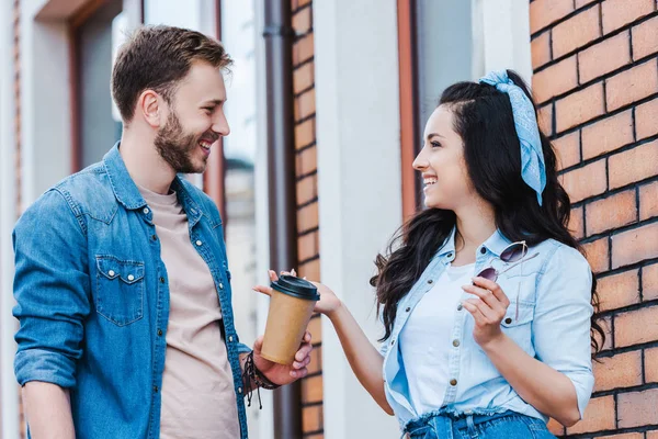 Felice Uomo Dando Tazza Carta Donna Attraente Mentre Piedi Fuori — Foto Stock