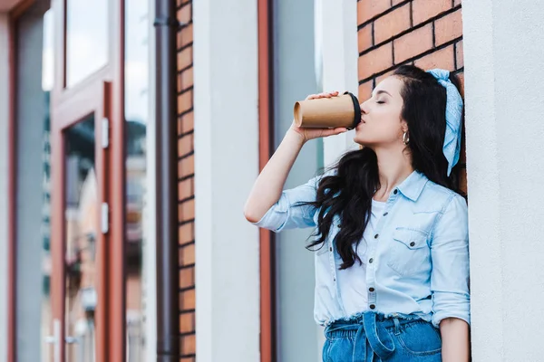 Vonzó Fiatal Kávét Iszik Hogy Menjen Míg Kint Áll — Stock Fotó