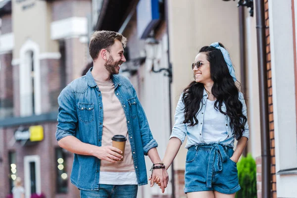 Vrolijke Vrouw Met Hand Pocket Walking Handen Vasthouden Met Mens — Stockfoto