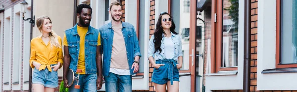 Foto Panorámica Chicas Felices Con Las Manos Los Bolsillos Caminando — Foto de Stock