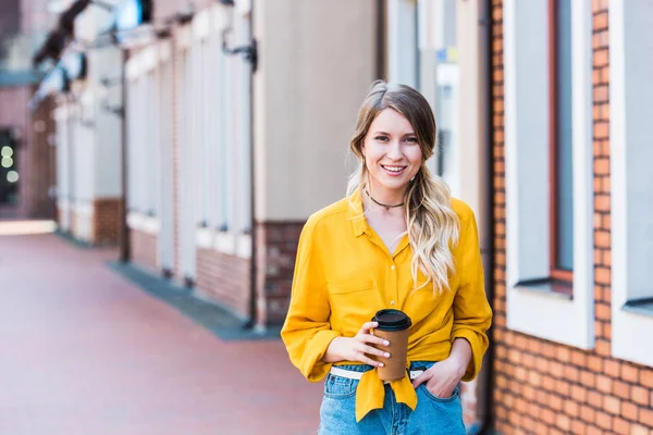 Mujer Feliz Sosteniendo Taza Papel Mientras Está Pie Calle — Foto de Stock