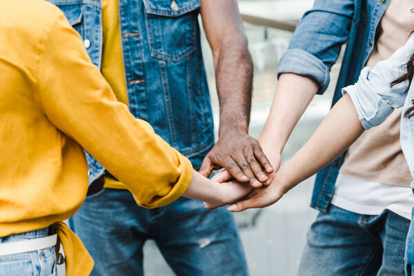 Abgeschnittene Ansicht Von Multikulturellen Freunden Die Die Hände Zusammenlegen — Stockfoto