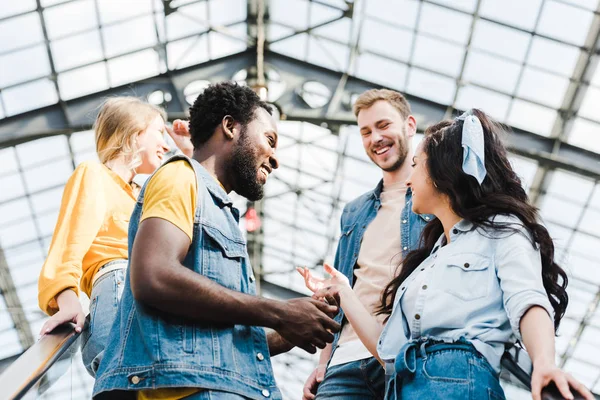 Vista Ángulo Bajo Feliz Grupo Multicultural Amigos Sonriendo Juntos — Foto de Stock