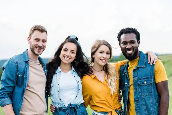 Groupe Amis Multiculturels Heureux Debout Ensemble Regardant Caméra — Photo