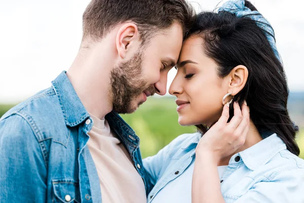 Pasangan Positif Dengan Mata Tertutup Tersenyum Sambil Berdiri Bersama — Stok Foto
