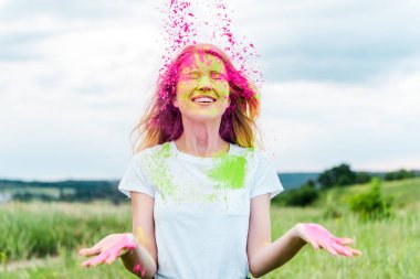 kapalı gözleri ile neşeli kadın hava holi boya atma 