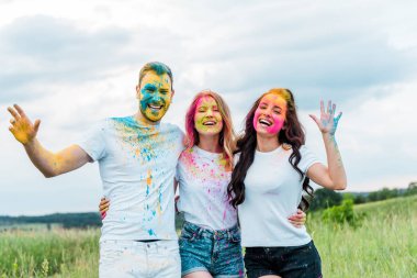 açık havada gülümseyen yüzler holi boyalar ile arkadaş mutlu bir grup 