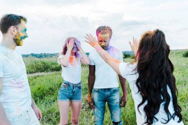 çok kültürlü arkadaşlar yakın hava holi boyalar atma kadın arka görünümü