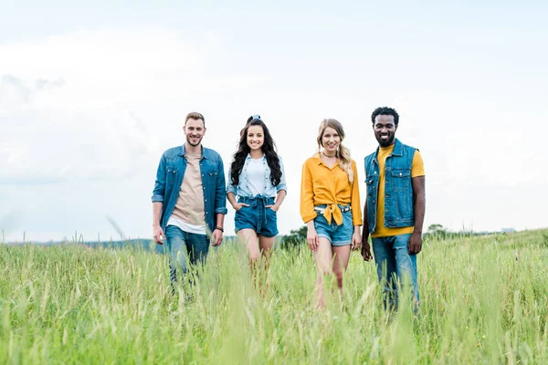 Selective Focus Happy Multicultural Friends Standing Together Looking Camera — Stock Photo, Image
