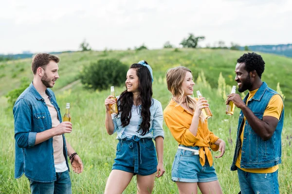 Heureux Multiculturels Hommes Femmes Tenant Des Bouteilles Avec Bière — Photo