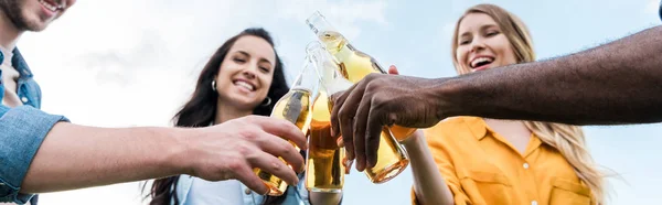 Plano Panorámico Alegre Multicultural Hombres Mujeres Tintineo Botellas Con Cerveza — Foto de Stock