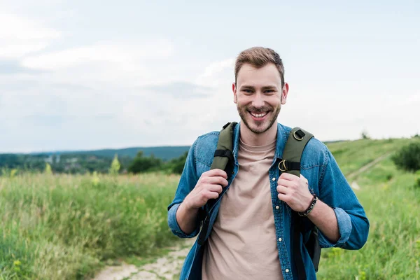 Glücklicher Junger Mann Der Mit Rucksack Vor Der Kamera Steht — Stockfoto