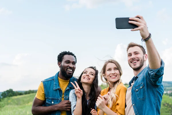 Foco Seletivo Amigos Felizes Tomando Selfie Contra Céu Azul Com — Fotografia de Stock