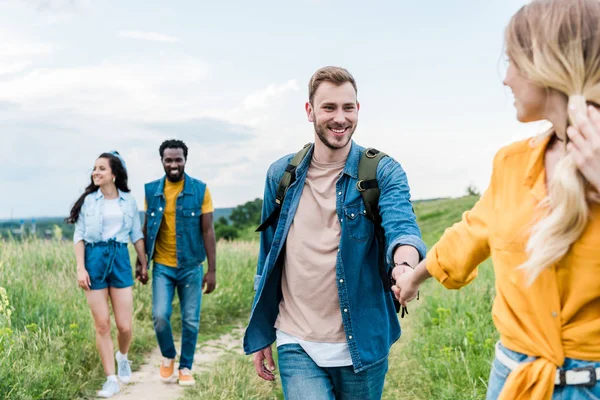 Enfoque Selectivo Mujer Cogida Mano Con Hombre Cerca Amigos Multiculturales — Foto de Stock